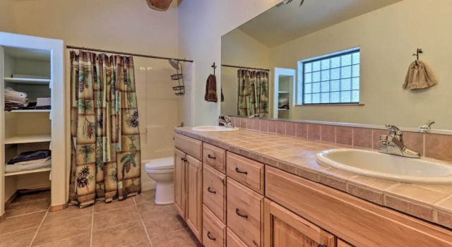 Коттедж с 3 комнатами Home on 1 Acre w/ Wraparound Deck in Lakeside!