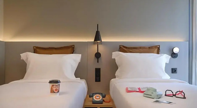 Номер Standard с видом на город Moxy Lisboa Oriente