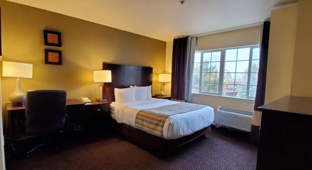 Comfort Inn & Suites, Rezerwuj Hotel Bend Bachelor