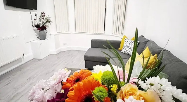 Impeccable 4-bed House in Manchester