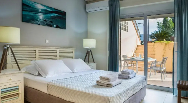 Apartment Lilly, brand new apartment with communal pool, 10 meters from sea, Забронировать Апартаменты/квартира Апартаменты Каравомилоса, рядом с Озеро Мелиссани, Апартаменты/квартира
