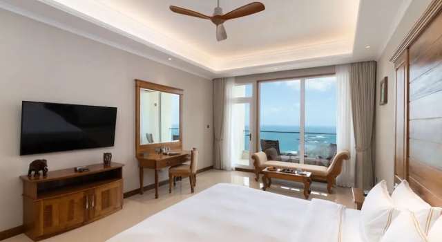 Номер Deluxe с видом на море Отель Araliya Beach Resort and Spa