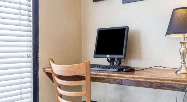 Quality Inn, Book Hotel Hoteller i Manning med parkering, Parkering