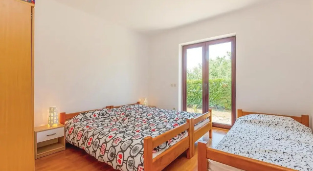 Beautiful Home in Dobrinj With Wifi and 4 Bedrooms, Prenota Hotel Hotel a Isole Quarnerine con parcheggio, Parcheggio