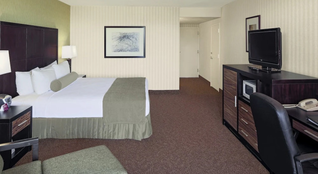 Двухместный номер Standard с балконом Crowne Plaza San Diego - Mission Valley by IHG