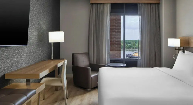 Двухместный номер Standard с балконом и с частичным видом AC Hotel Savannah Historic District