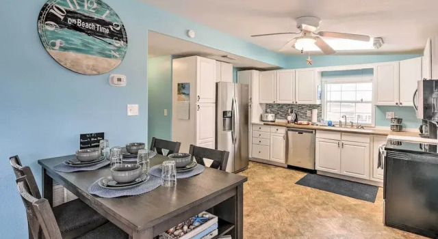 Коттедж 1 Block to Surfside Beach: Home w/ Deck!