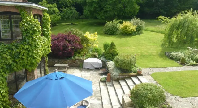 Коттедж The Limes Country House with Heated Pool & Hot Tub