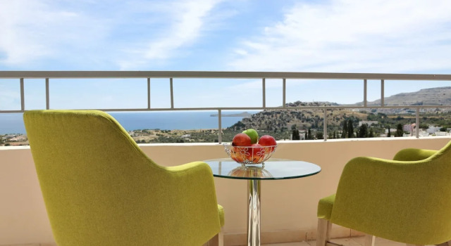 Вилла с балконом Athoniki Villas