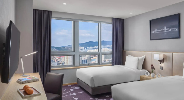 Avani Deluxe Twin room with city view Avani Central Busan
