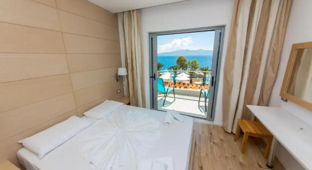 Трёхместный номер Standard с балконом и с видом на море Hotel Saranda Palace