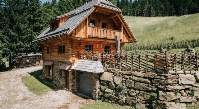 Коттедж с балконом Webertonihutte Modern Retreat