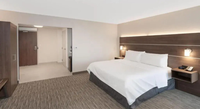 Номер Standard Holiday Inn Express Hotel & Suites Ottawa Airport by IHG