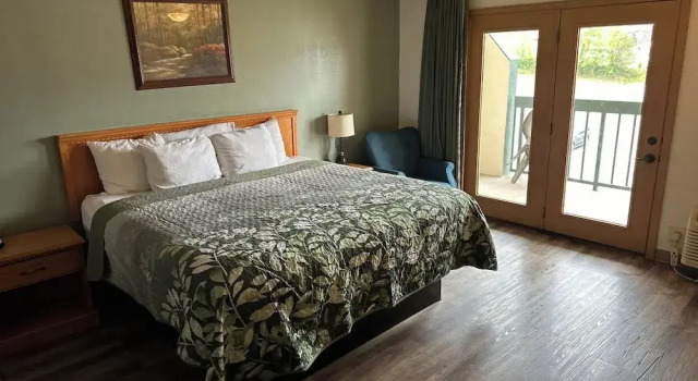 Люкс с балконом Grand Smokies Resort Lodge Pigeon Forge