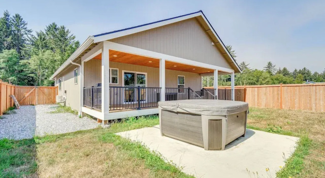 Коттедж Westport Vacation Rental w/ Private Hot Tub!