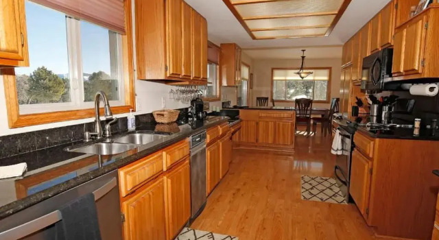 Коттедж с 3 комнатами 1770 Ponderosa Road