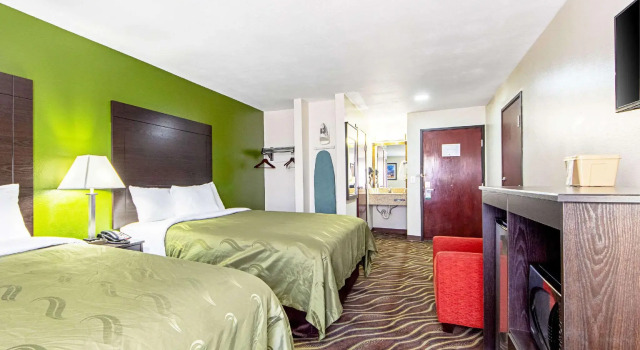 Четырёхместный номер Standard Econo Lodge Inn & Suites