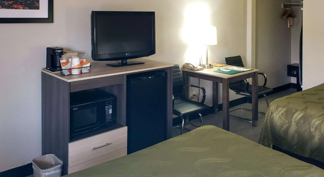 Четырёхместный номер Standard Quality Inn Airport East