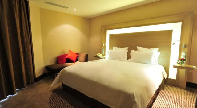 Двухместный номер Standard Novotel Shenzhen Watergate