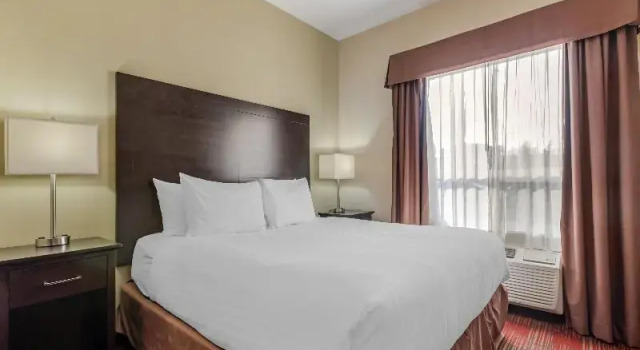 Четырёхместный люкс Best Western Plus Red Deer Inn & Suite
