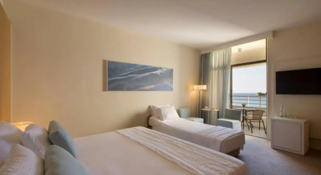 Habitación triple Estándar con vista al mar Capo Bay Hotel