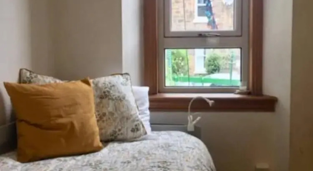 Spacious 3 Bedroom Flat in a Charming Location, Забронировать Отель Эдинбург Midlothian, рядом с Холирудское абатство