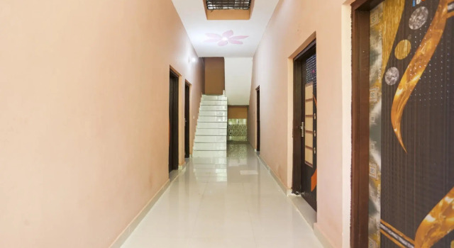 OYO 75125 Hotel Pari