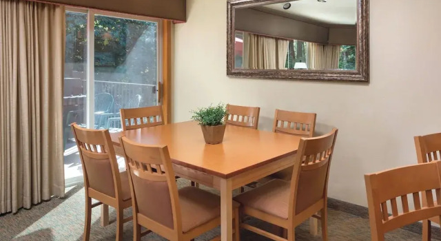 Люкс Deluxe Whispering Woods Resort