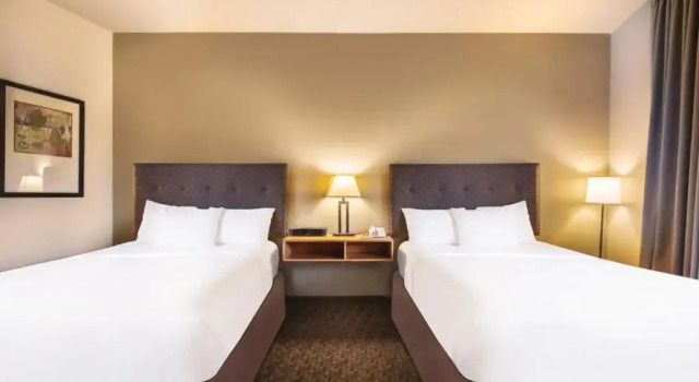 Четырёхместный номер Deluxe с видом на воду Gaia Hotel & Spa Redding, an Ascend Collection Hotel