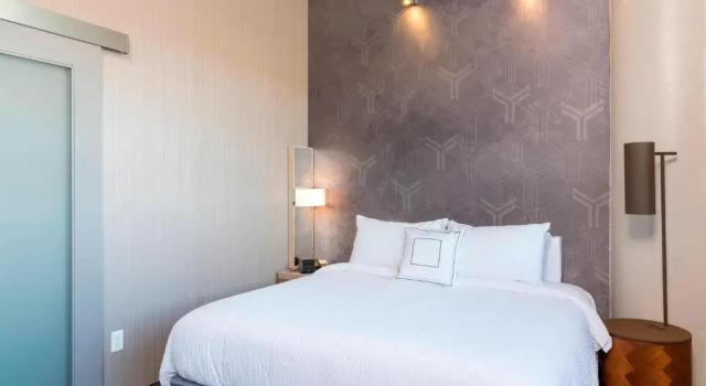 Люкс Deluxe Courtyard by Marriott Waterloo Cedar Falls