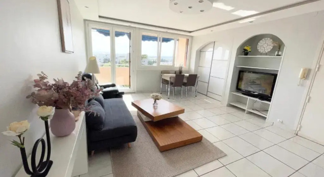 Spacieux & et agréable appartement + balcon et parking, Забронировать Апартаменты/квартира Вийёрбан Rhône, рядом с Астробаль