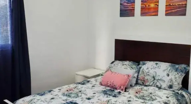Cómodo apartamento en torre, Забронировать Апартаменты/квартира Сантьяго-де-лос-Кабальерос Сантьяго, рядом с Kaskada Park