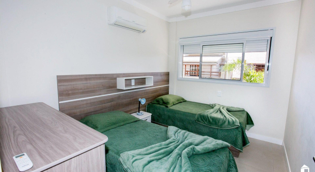 Apartamento com 03 dormitórios meia quadra do mar, Забронировать Апартаменты/квартира Бомбиньяс Санта-Катарина