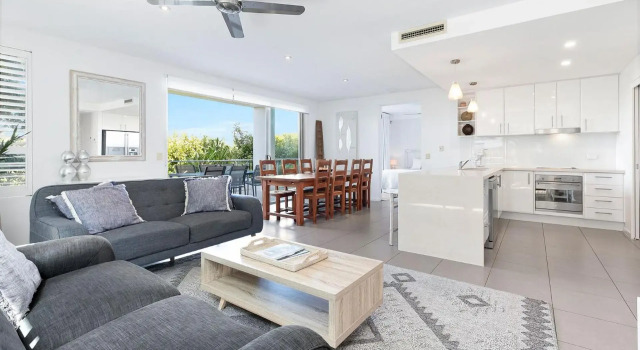 Lovely 3 bed apartment all on one level lift pool air con good ocean views, Prenota Appartamento Sunshine Beach 