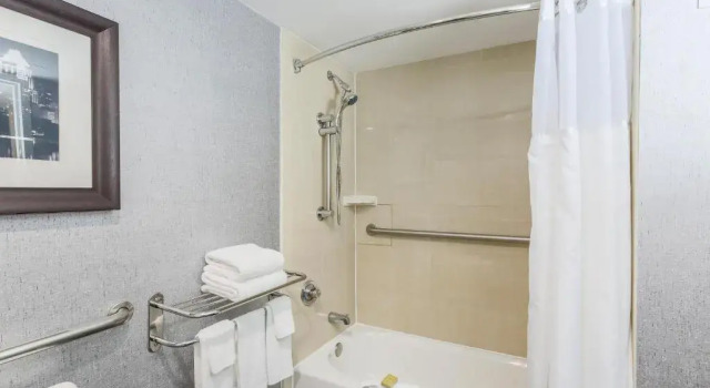 Номер Standard с видом на город DoubleTree by Hilton Austin-University Area