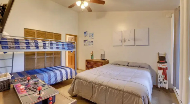 Ski-in/ski-out Brian Head Condo w/ Pool Access!, Rezerwuj Hotel Hotele w Iron County z parkingiem, Parking