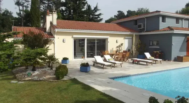 Chambres d'Hôtes Vignoble Océan, Rezerwuj Hotel Hotele w La Brede z parkingiem, Parking