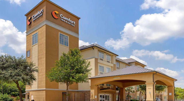 Comfort Inn & Suites Near Six Flags & Medical Center