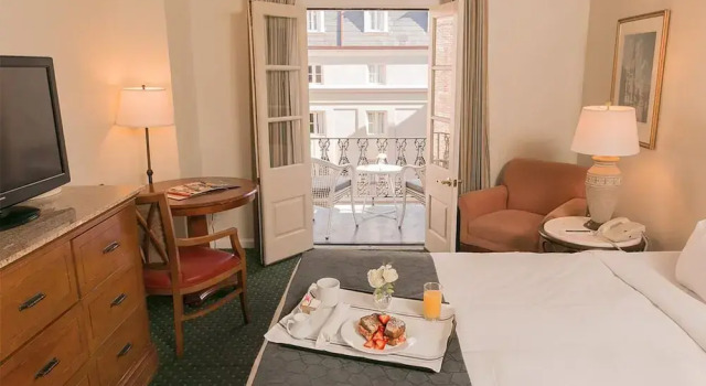 Четырёхместный номер Deluxe с балконом Maison Dupuy Hotel