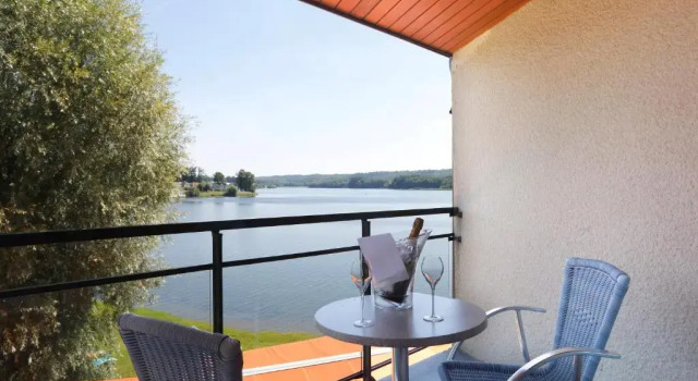Двухместный номер Standard с видом на озеро Hôtel du Golf de lAilette, The Originals Relais
