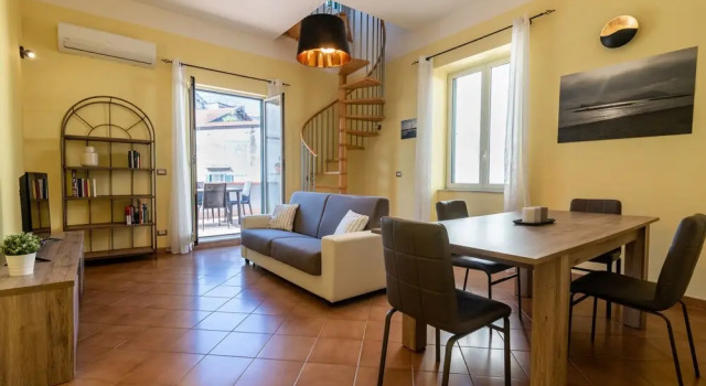 Residenza San Gregorio Armeno - Roots Partenopee, Забронировать Апартаменты/квартира Отели Неаполя с завтраком, рядом с Кафедральный собор Неаполя, Завтраки