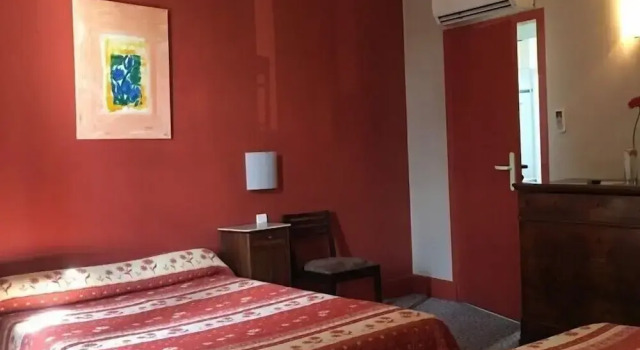 Трёхместный номер Standard Logis Hotel Le Clos Des Oliviers