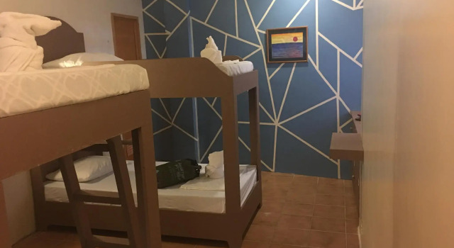 Кровать в общем номере Fat Jimmy's Resort Boracay