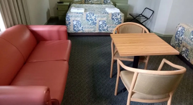 Holbrook SKYE Motel, Забронировать Мотель Отели Холбрук с завтраком, рядом с Национальный музей австралийской керамики, Завтраки
