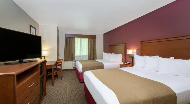 Четырёхместный номер Standard AmericInn by Wyndham Merrill