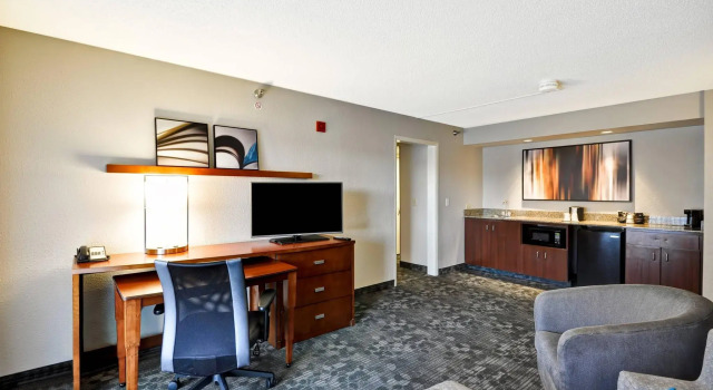Двухместный люкс Executive c 1 комнатой Courtyard by Marriott Jacksonville Airport/ Northeast