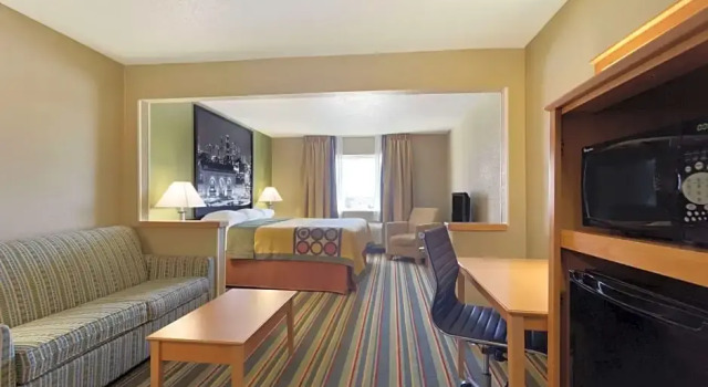 Doppel Suite Super 8 by Wyndham Lees Summit