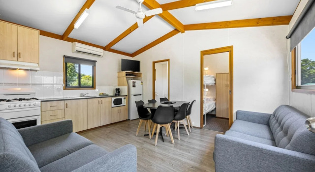 Вилла с 2 комнатами с балконом Eureka Stockade Holiday Park