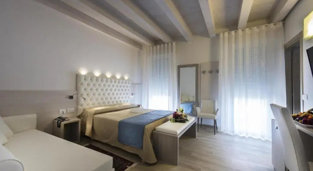 Полулюкс Hotel Hollywood***S