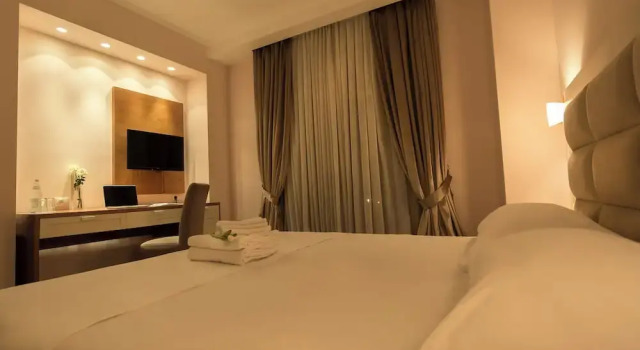 Royal Hill Hotel, Забронировать Отель Отели области Тираны с бассейном, Бассейн